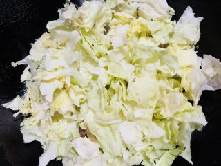 15、爆炒卷心菜,放入菜叶