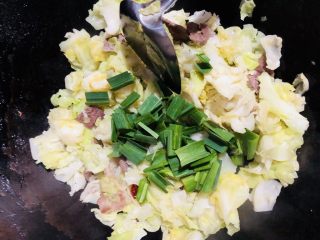 17、爆炒卷心菜,加入蒜叶
