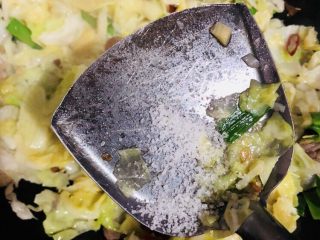 18、爆炒卷心菜,翻炒均匀后加入适量盐