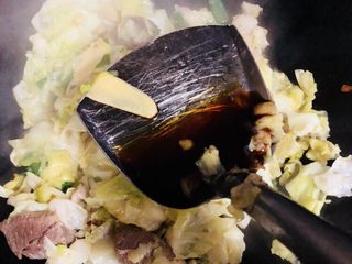 19、爆炒卷心菜,再加入适量酱油