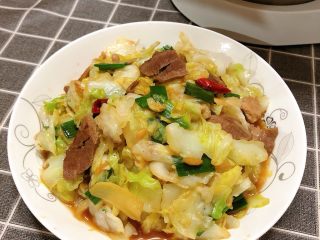 20、爆炒卷心菜,炒至蒜叶熟了之后装盘即可。