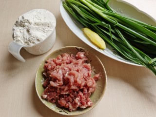 1、韭菜锅贴,准备所需食材。