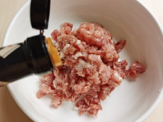 2、韭菜锅贴,肉馅中加入料酒和生抽。