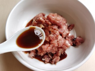 3、韭菜锅贴,加入一勺蚝油和适量的盐。