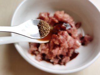 4、韭菜锅贴,加入花椒粉，将肉馅和所有调料拌匀。