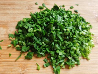 5、韭菜锅贴,韭菜择洗干净控水，切成韭菜末。