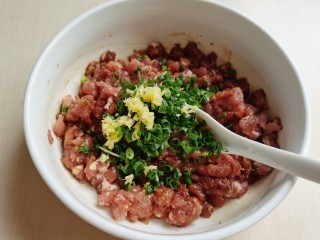 6、韭菜锅贴,生姜切成姜末，小葱切碎，加入肉馅中拌匀。
