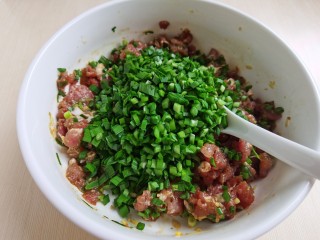 7、韭菜锅贴,加入切好的韭菜，先不要搅拌，等到要包锅贴时再拌匀。