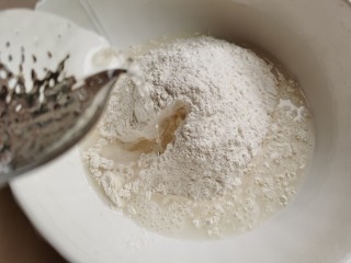 8、韭菜锅贴,面粉加水和成面团揉至光滑，盖保鲜膜松弛醒发约十五分钟左右。