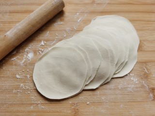 10、韭菜锅贴,擀成跟饺子皮一样大小的圆面皮。图省事的话直接买饺子皮也可以。