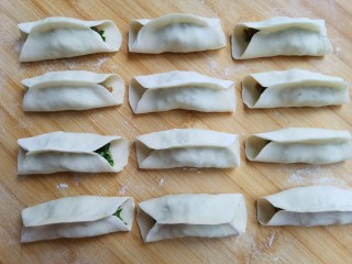 12、韭菜锅贴,把面皮中间部分捏住，留下两头不要封口。