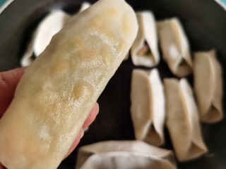 14、韭菜锅贴,锅贴煎至底部微微发黄时倒入凉水，水要没过锅贴底部，大火烧开后转小火，盖上盖子煎煮约8—10分钟。