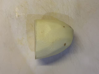 1、胡萝卜火腿肠土豆饼,半个土豆洗干净去皮