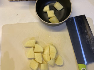 2、胡萝卜火腿肠土豆饼,把土豆切成一块一块