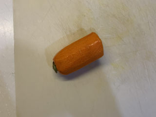 4、胡萝卜火腿肠土豆饼,三分之一的胡萝卜洗干净，去皮