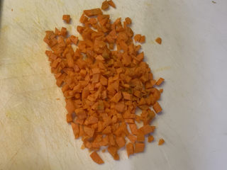 5、胡萝卜火腿肠土豆饼,把胡萝卜切粒