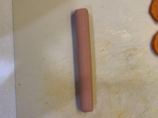 6、胡萝卜火腿肠土豆饼,准备好一条火腿肠