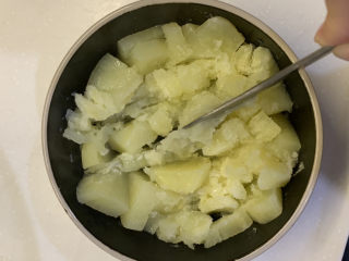 8、胡萝卜火腿肠土豆饼,把蒸好的土豆压扁