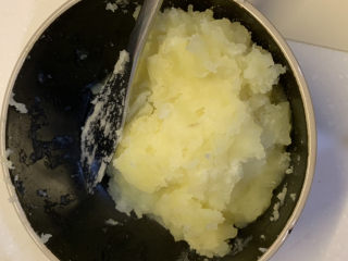 9、胡萝卜火腿肠土豆饼,压成土豆泥