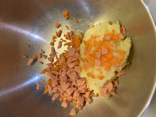 10、胡萝卜火腿肠土豆饼,放入胡萝卜粒和火腿肠粒