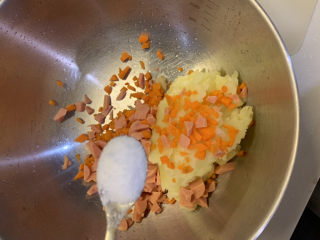 11、胡萝卜火腿肠土豆饼,放入一勺盐