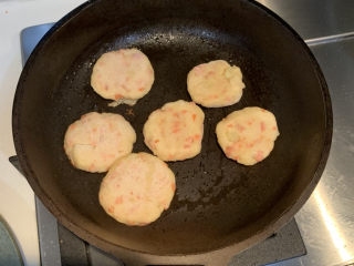 16、胡萝卜火腿肠土豆饼,冷锅热油，中小火依次放入土豆饼慢煎