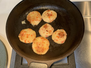 17、胡萝卜火腿肠土豆饼,翻一面再中小火慢煎