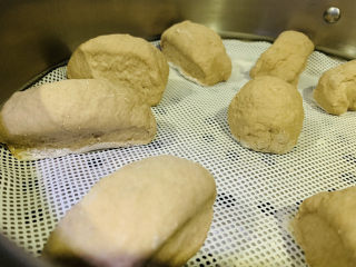 11、荞麦馒头,锅铺上硅胶垫，放入荞麦馒头胚