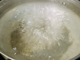 12、荞麦馒头,蒸锅加清水，烧开