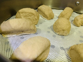 13、荞麦馒头,调中火，放上馒头，蒸20分钟，关火