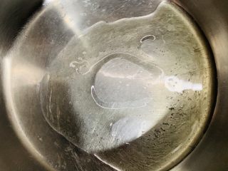 7、酸辣卤鸡爪,倒入食用油。