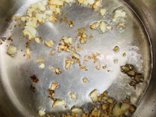 9、酸辣卤鸡爪,炒出蒜香。