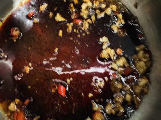 11、酸辣卤鸡爪,倒入酱油。