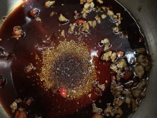 12、酸辣卤鸡爪,加入白糖搅拌均匀。