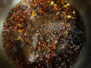 16、酸辣卤鸡爪,搅拌均匀煮开。