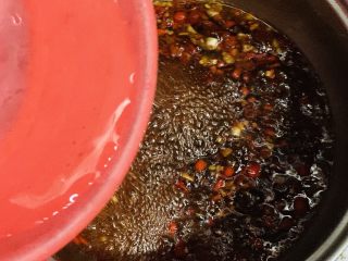 17、酸辣卤鸡爪,加入水。