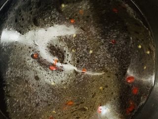 18、酸辣卤鸡爪,盖盖子开大火。