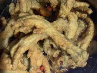 20、酸辣卤鸡爪,加入鸡爪。
