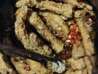 23、酸辣卤鸡爪,再煮开后转小火慢慢煮5分钟即可收汁。