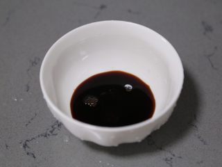 3、荷包蛋焖面,碗里加入酱油和蚝油