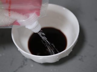 4、荷包蛋焖面,再加入少许盐和白糖调匀待用