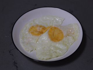 6、荷包蛋焖面,煎成荷包蛋盛出待用