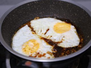 9、荷包蛋焖面,加入荷包蛋