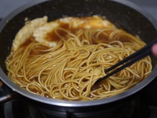 13、荷包蛋焖面,用筷子拨动一下面条