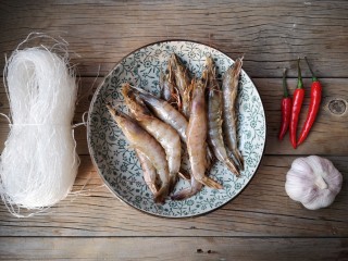1、蒜蓉蒸大虾,准备食材。