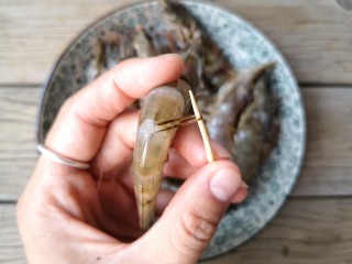 2、蒜蓉蒸大虾,对虾洗净，用牙签从虾身第二节处挑出虾线。
