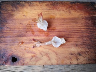 3、蒜蓉蒸大虾,将虾去头，去壳，留尾部最后一节的壳，开背后翻成虾球。
