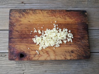 7、蒜蓉蒸大虾,大蒜去皮去蒂切蒜末。