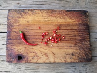 8、蒜蓉蒸大虾,小米辣洗净切圈。