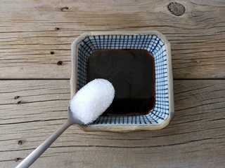 9、蒜蓉蒸大虾,用味极鲜酱油，蚝油，一丢丢盐和清水，适量白糖调一个料汁。（口味根据个人喜好即可）